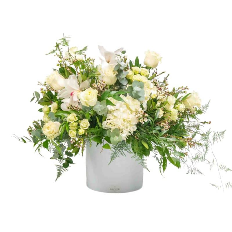 λευκά λουλούδια σε στρογγυλό λευκό κουτί