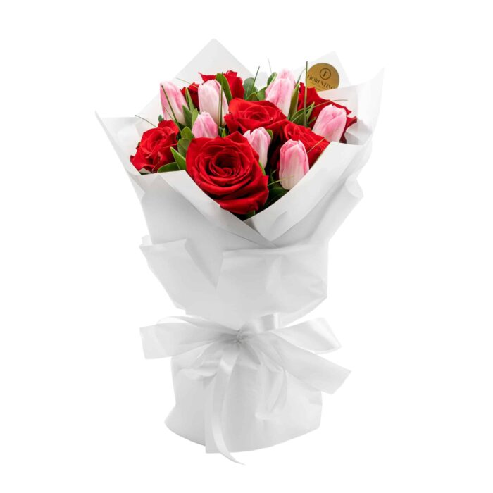 ανθοδέσμη με κόκκινα τριαντάφυλλα και ροζ τουλίπες