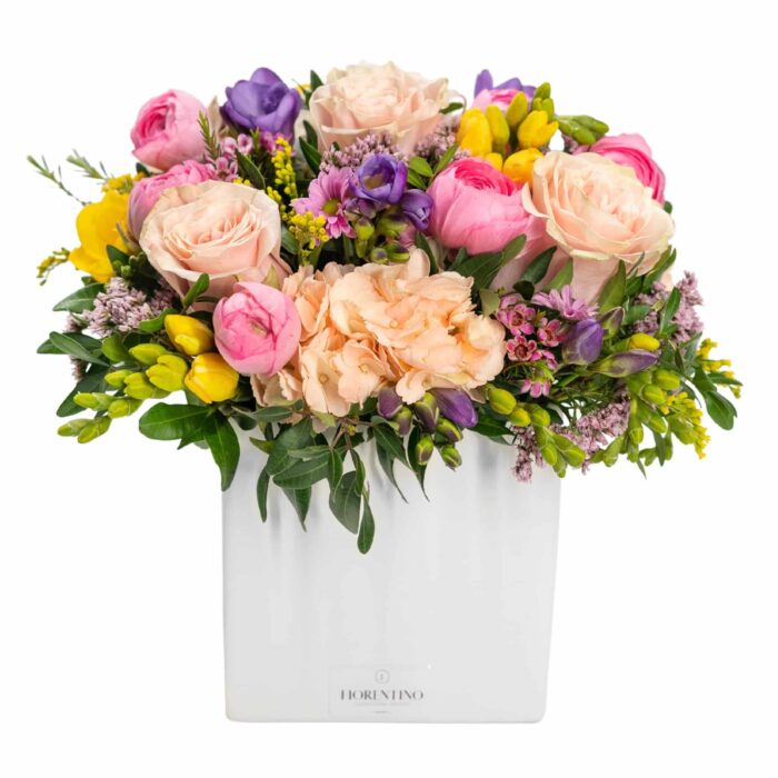 παραγγελία online για τη σύνθεση με πολύχρωμα λουλούδια