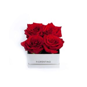 τριαντάφυλλα σε μικρό κουτί για δώρο σε γυναίκα