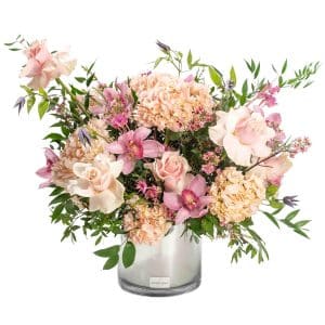 pink floral arrangement for a fast delivery in Athens andThessaloniki from our flower shops