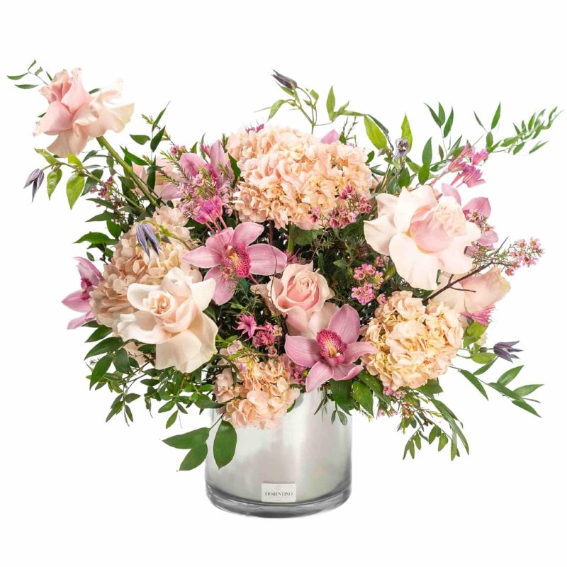 σύνθεση με ροζ λουλούδια σε ασημένιο κασπώ για αποστολή από τα ανθοπωλεία μας στη Θεσσαλονίκη για online λουλούδια