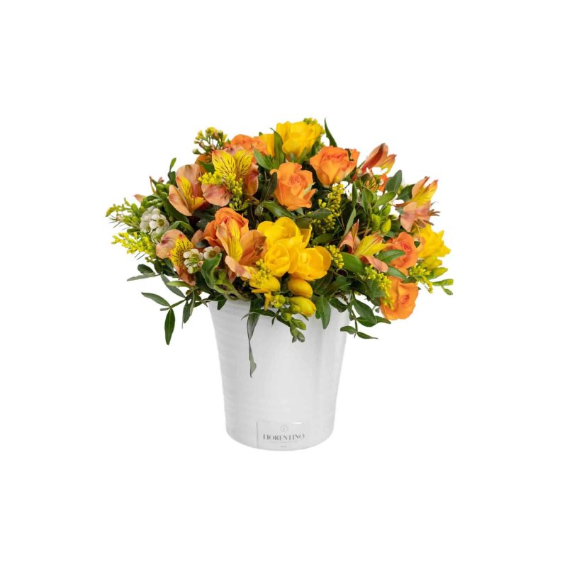 σύνθεση με χρωματιστά λουλούδια σε λευκό κασπώ λουλούδια online