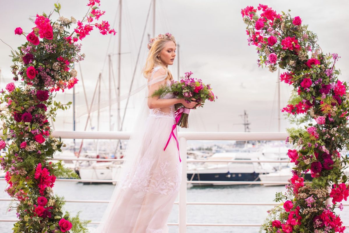 γάμος με φουξ λουλούδια και αψίδα